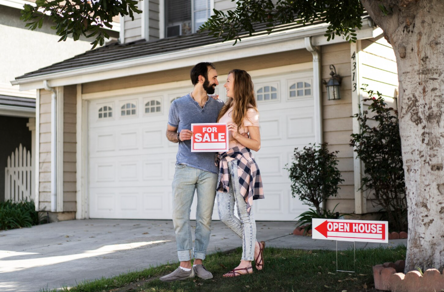 downsizing your home for financial freedom illustrated by couple selling house